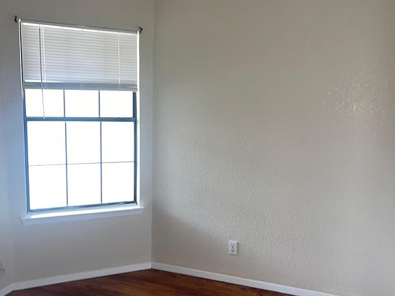 4th image of 2301 Timberline Dr