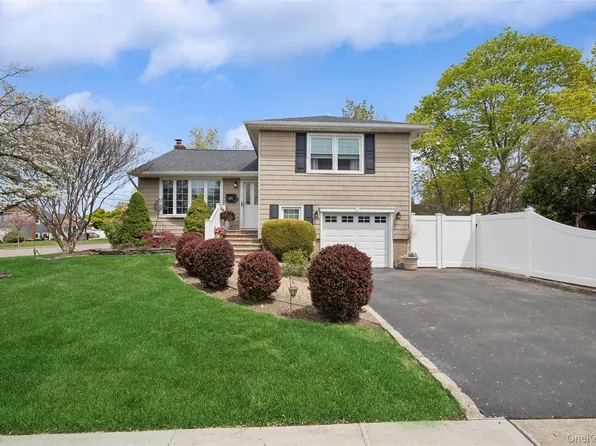 275 Violet Street, Massapequa Park, NY 11762