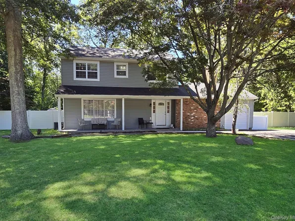 26 Royal Way, Shoreham, NY 11786