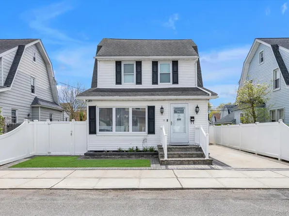 14 Laurel Road, Lindenhurst, NY 11757