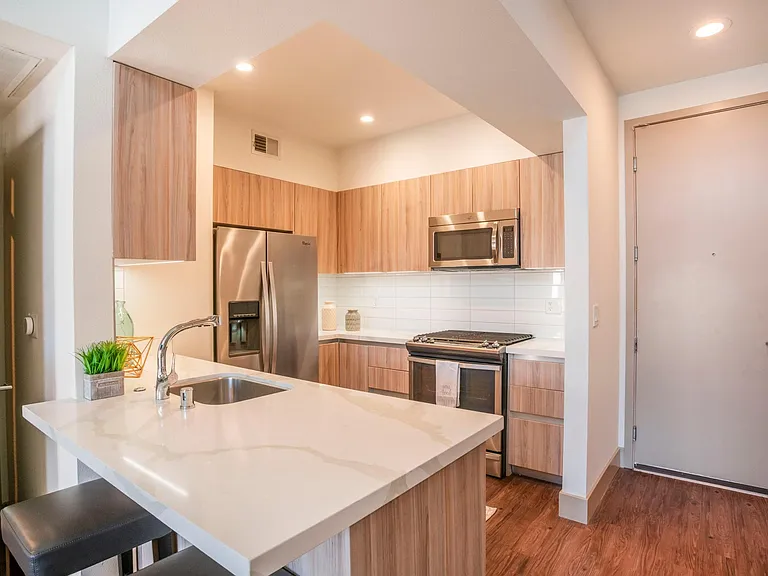Living at Santa Monica — Photo 30