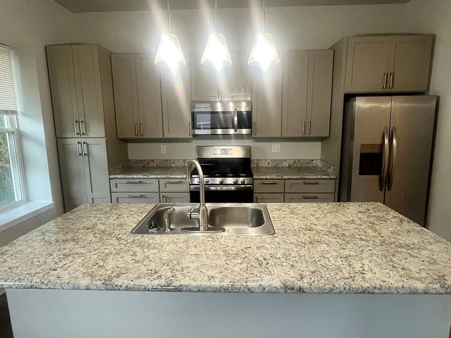 3 bed, 1750 sqft, $1,830 — Photo 4