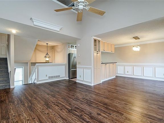 4th image of 1021 Creatwood Cir SE