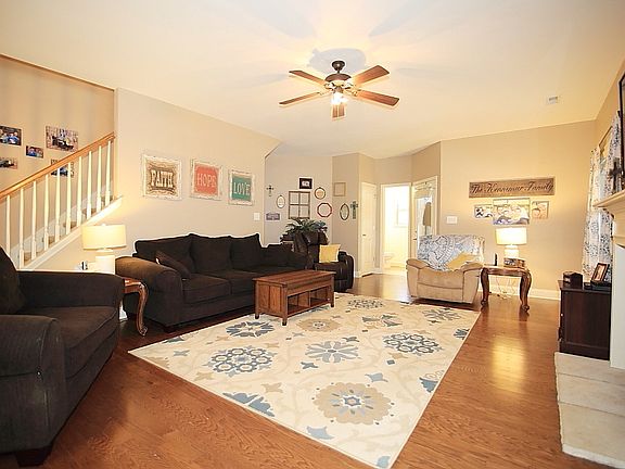 3rd image of 32 Coggins Farm Ln