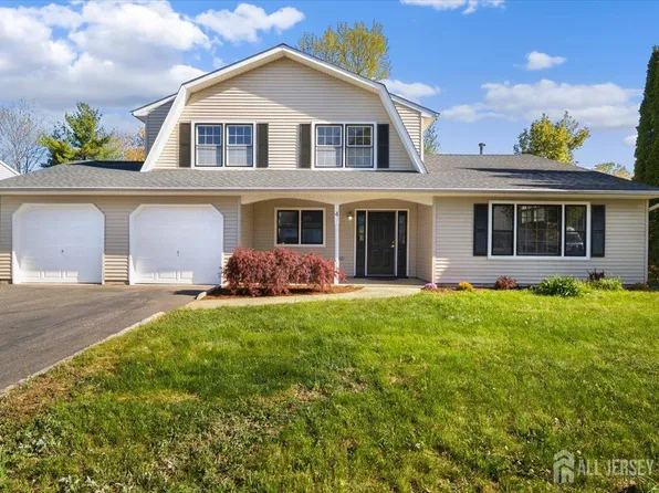 4 Visco Dr, Edison, NJ 08820