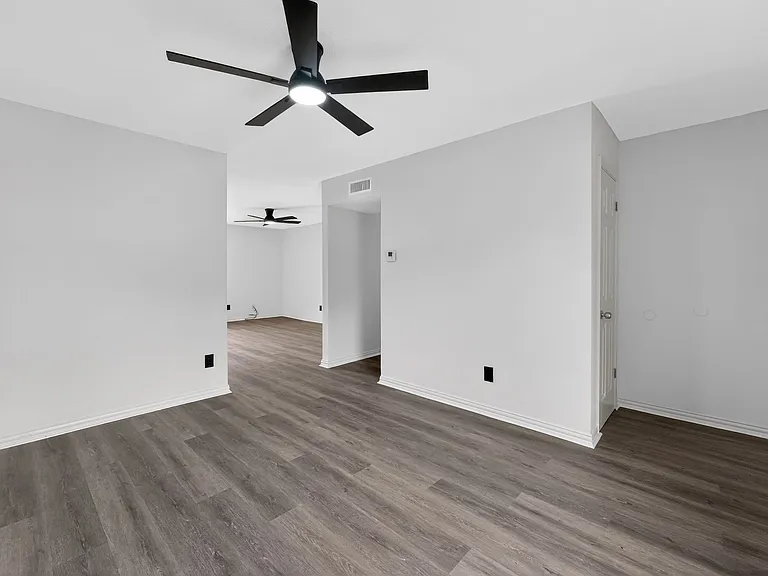 302 Independence Dr — Photo 7