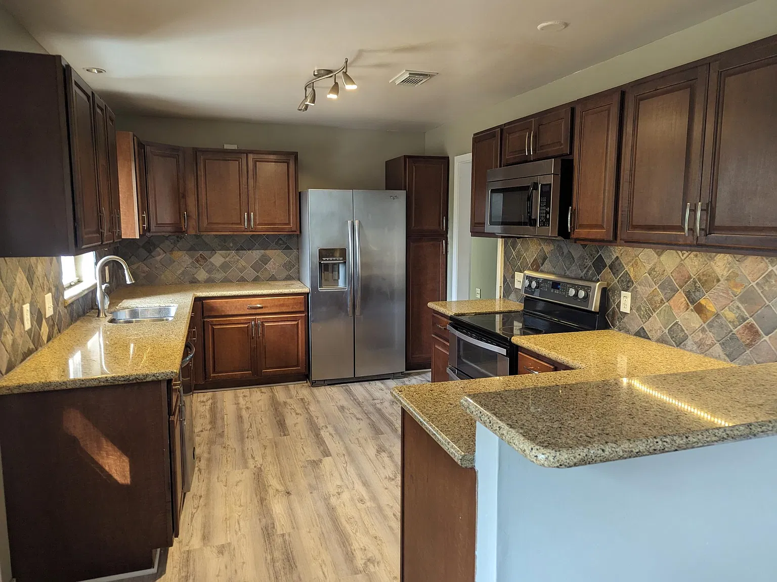 4 bed, 2.5 bath, 1600 sqft, $2,000 — Photo 2
