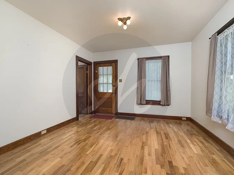 615 E Washington St — Photo 3