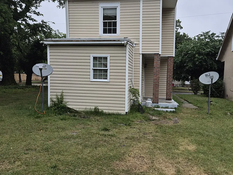 811 Rex Ave — Photo 2
