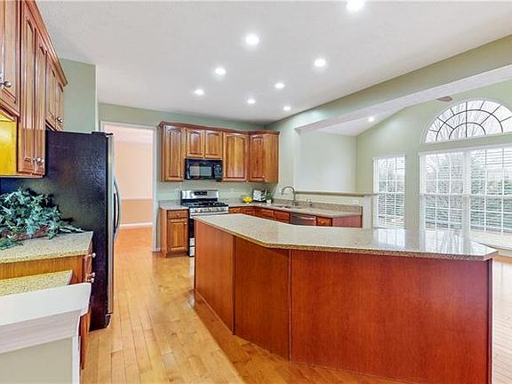 5th image of 466 Jenny Dr