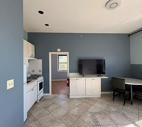 3rd image of 371 Anderson Ave #3