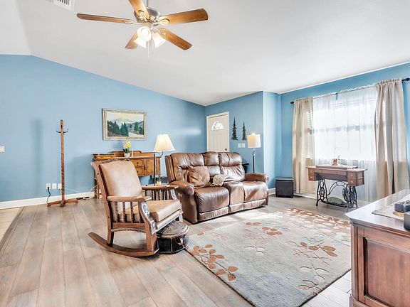 3rd image of 5012 Meadow Glen Dr