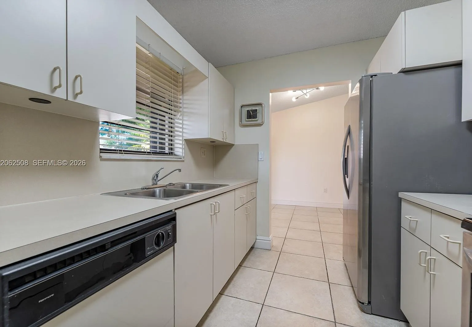 3 bed, 1061 sqft, $2,700 — Photo 3