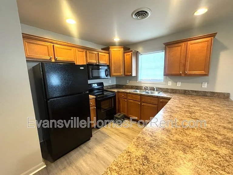 1711 Ewing Ave — Photo 3