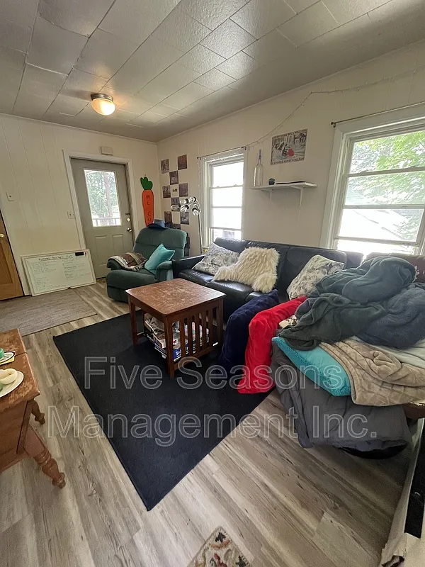 4 bed, 1.0 bath, $3,800 — Photo 3