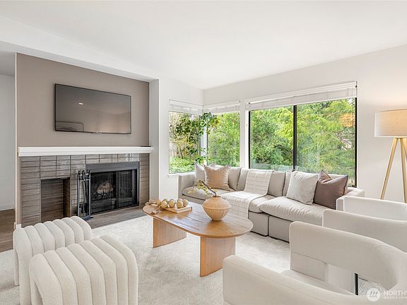 2nd image of 1336 Bellevue Way NE #4
