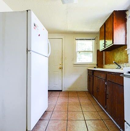 5th image of 612 Poston St