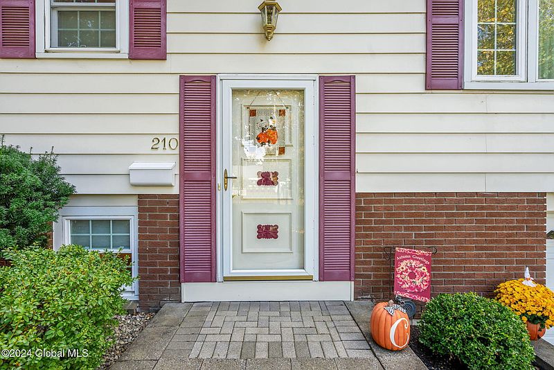 3rd image of 210 Tampa Avenue