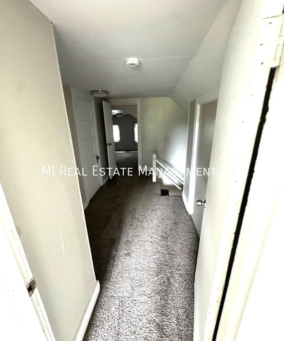4 bed, 1.0 bath, 1400 sqft, $1,600 — Photo 3