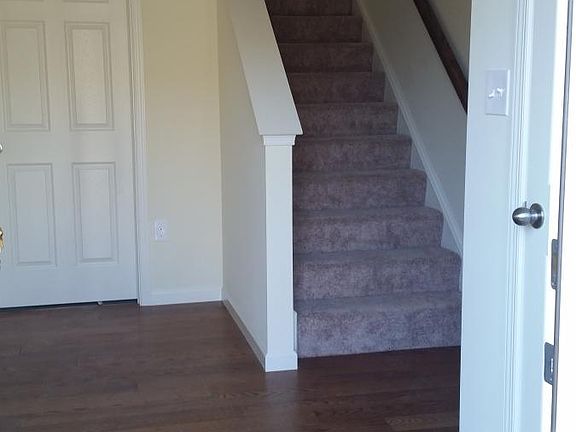 Foyer / entry w/ Hardwood flooring