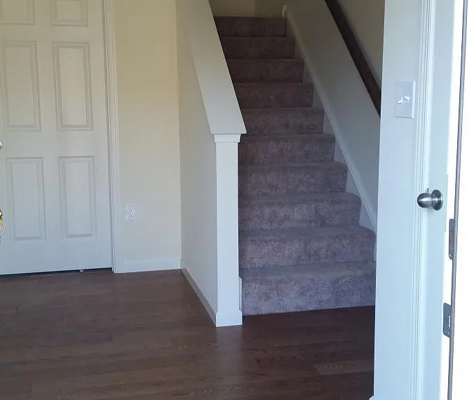Foyer / entry w/ Hardwood flooring