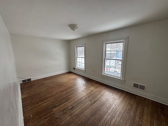3rd image of 54 Mary St #2
