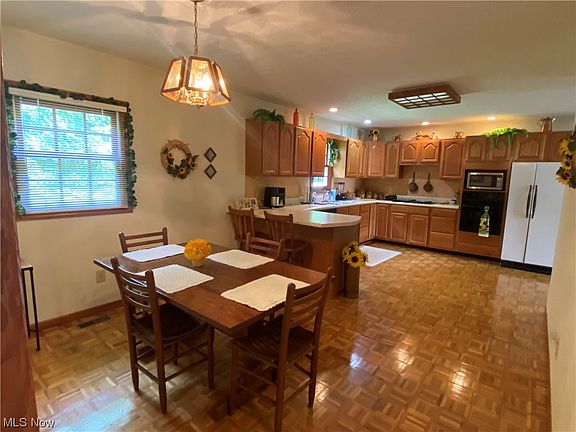5th image of 208 Dover Dr