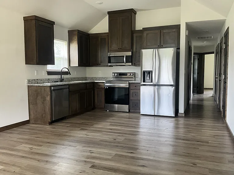 211 Isabella St — Photo 3