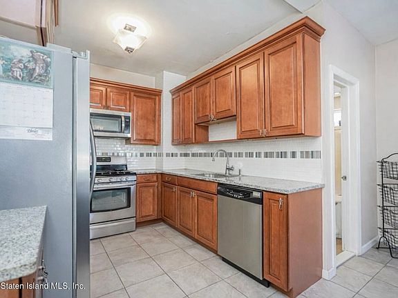 4th image of 379 Freeborn St #1