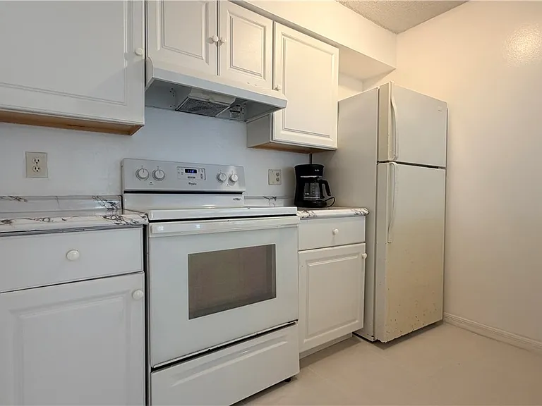 3407 Winkler Ave #309 — Photo 4