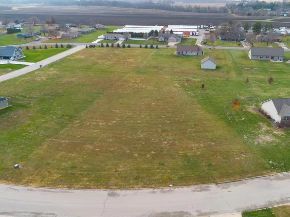 107 Lost Creek Ct, Pekin, IL 61554