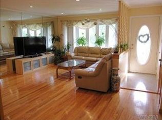 34 Syosset Cir, Syosset, NY 11791