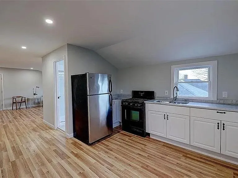 3 bed, 1.0 bath, 900 sqft, $1,900 — Photo 2