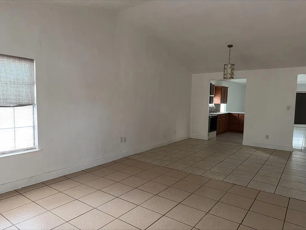 3 bed, 2.0 bath, 1408 sqft, $2,000 — Photo 2