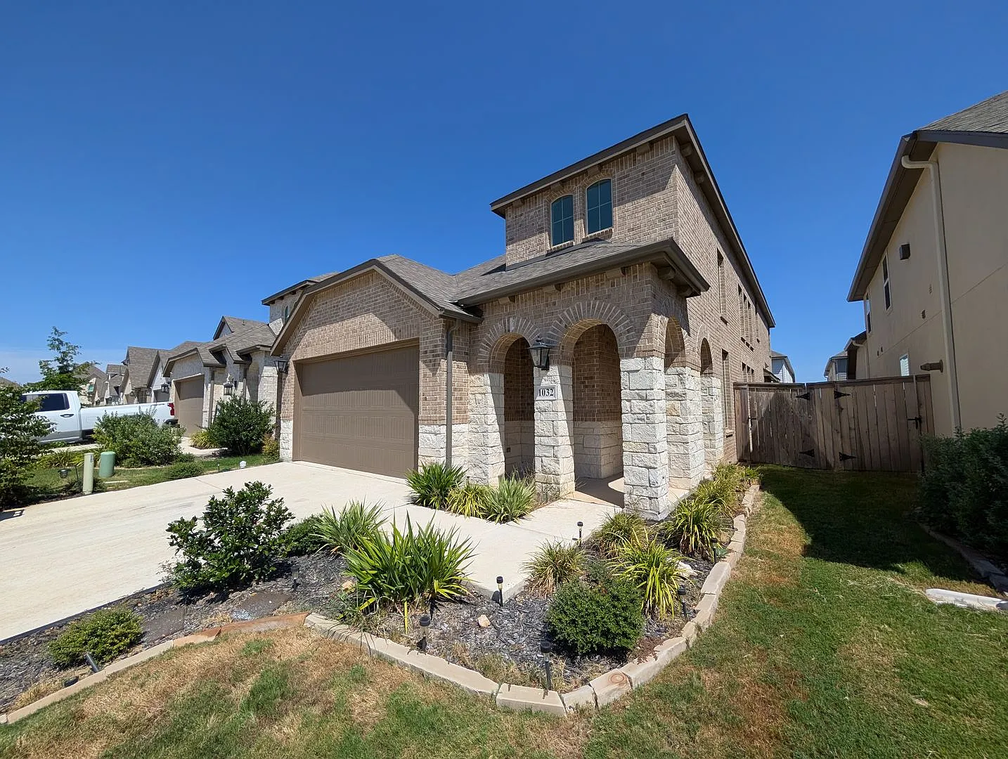 1 Mile to Gruene /4 Bedrooms 3 Bathrooms plus a Game Room Loft / Covered Patio / Fenced in Yard /... — Photo 2