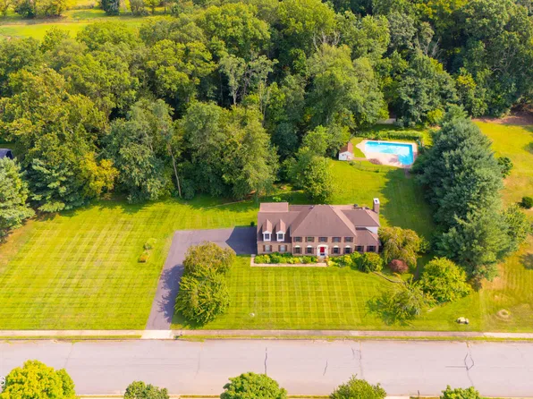 9 Stacy Drive, Cream Ridge, NJ 08514