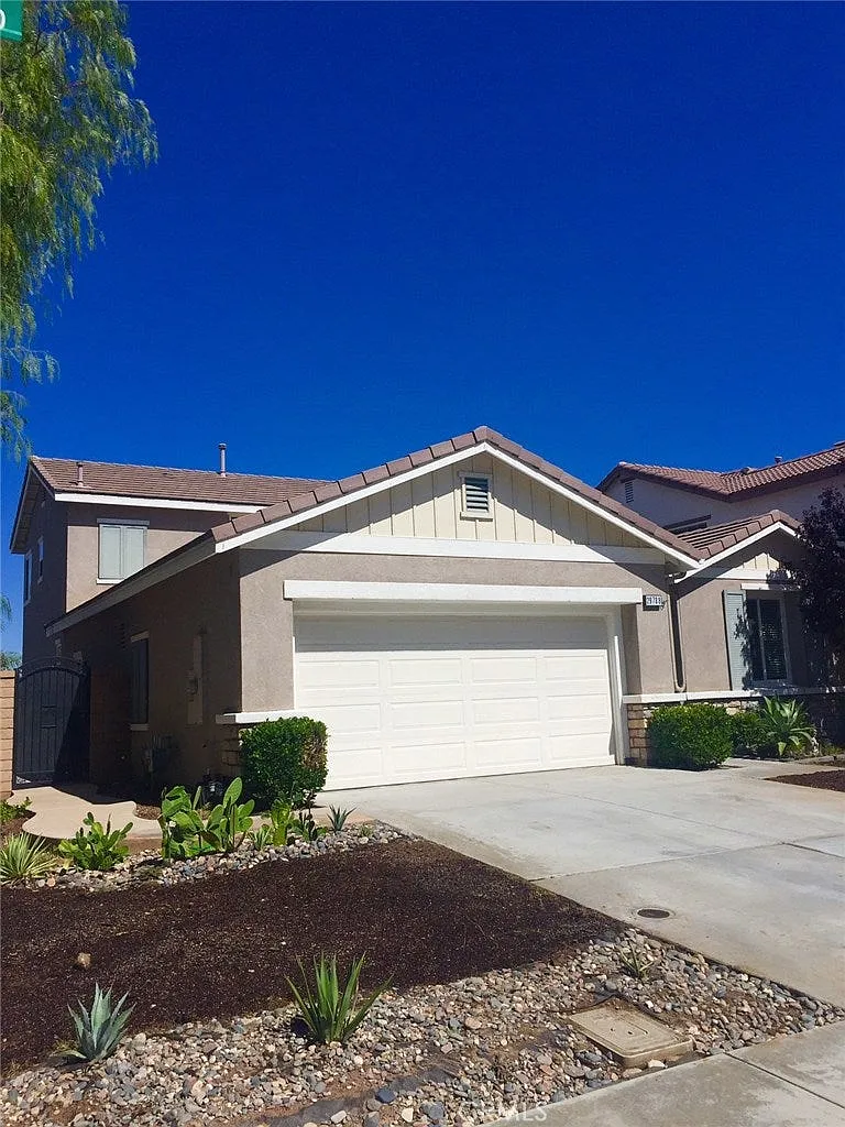 4 bed, 2466 sqft, $3,350 — Photo 2