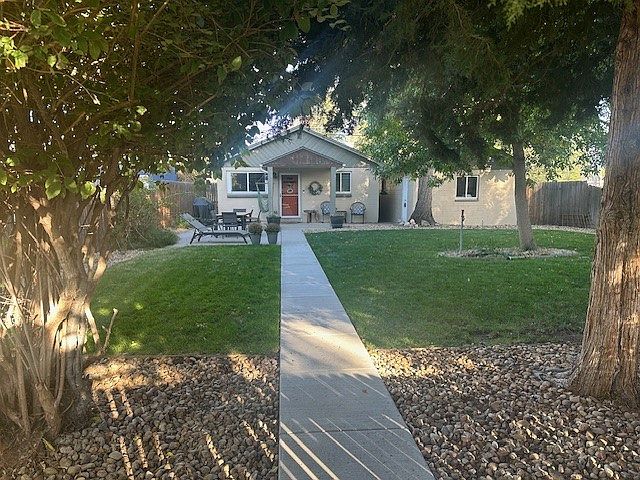 Well manicured, fenced in yard.