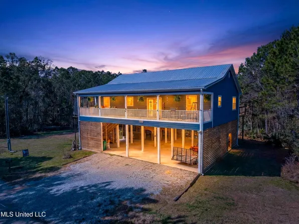 513 Poinsetta Dr, Bay Saint Louis, MS 39520