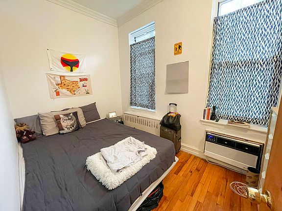 3rd image of 105 Christopher St APT 1C
