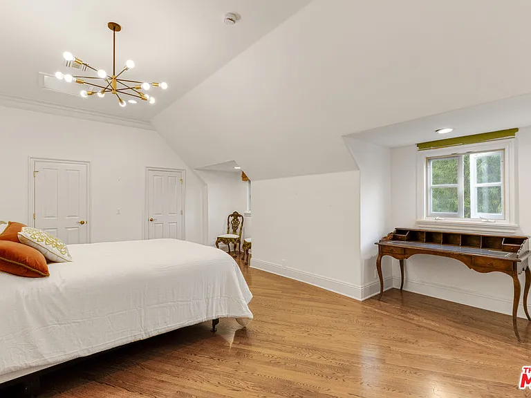 821 N Whittier Dr — Photo 37