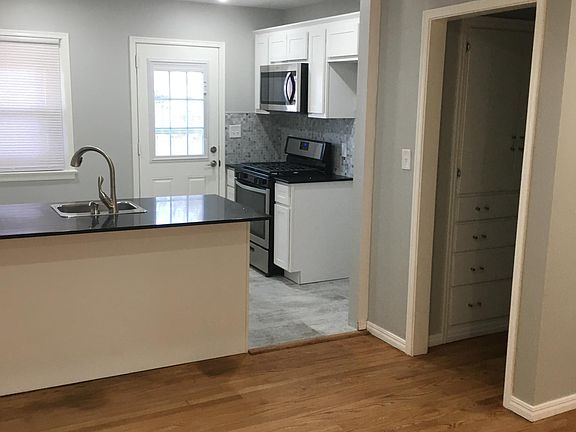 LIVING ROOM - HALLWAY - KITCHEN