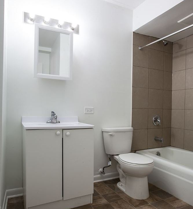 10 W 137th St Apartments Chicago Bathroom_01