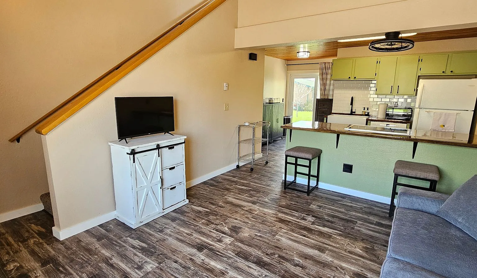 Fully Furnished, All Utilities Included, Dog Friendly 1 Bed 1 Bath Available Now! — Photo 2