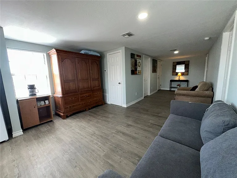 201 Volpe Cir — Photo 4
