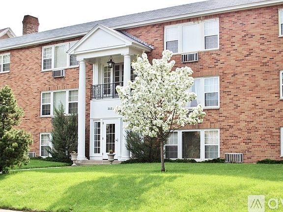 3rd image of 2020 Pillsbury Ave #305