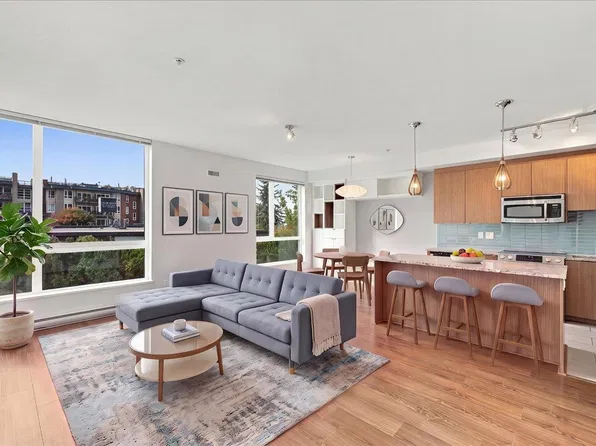 735 W 15th St #108, North Vancouver, BC V7L 2S5