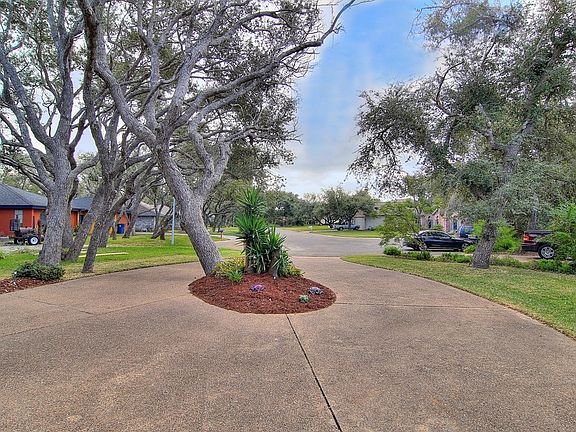 4th image of 210 Doral Ln