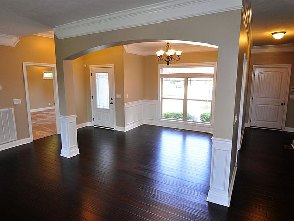 5th image of 136 Bainbridge Dr
