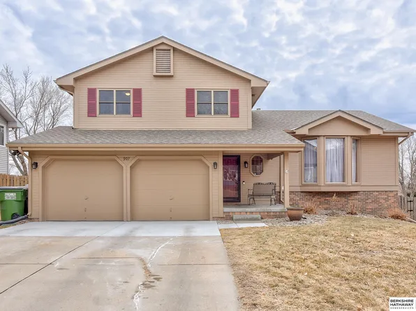 907 Wynnwood Ln, Papillion, NE 68046